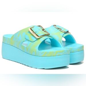 Dr. Scholl’s “Original Goals” platform wedge beach sandal